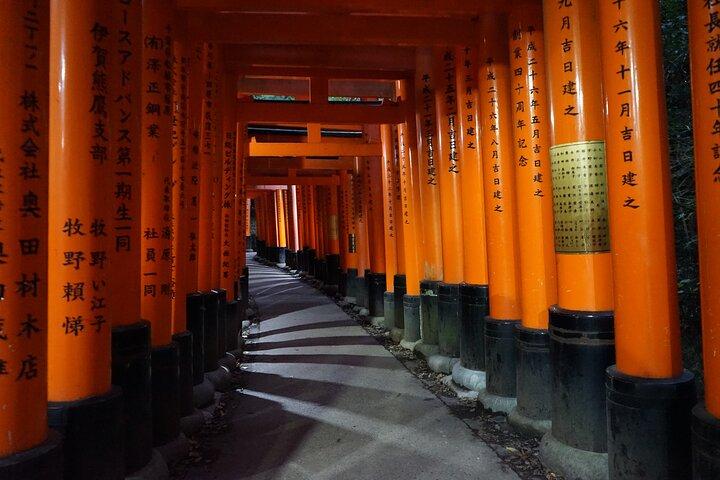 Visita guiada nocturna a pie por Kioto en el santuario Fushimi Inari