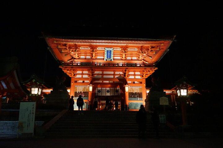 Visita guiada nocturna a pie por Kioto en el santuario Fushimi Inari