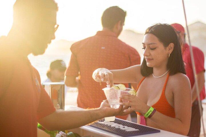 Cabo Party Cruise met zonsondergang, muziek en open bar