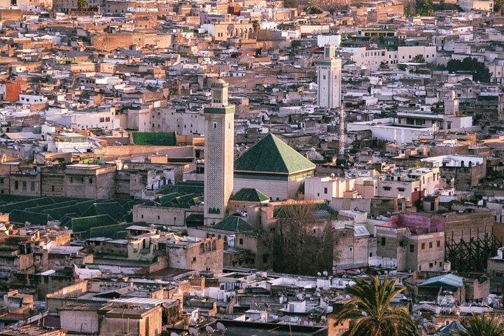 Da Tangeri a Fez: trasferimento privato su misura con un tour di Chefchaouen
