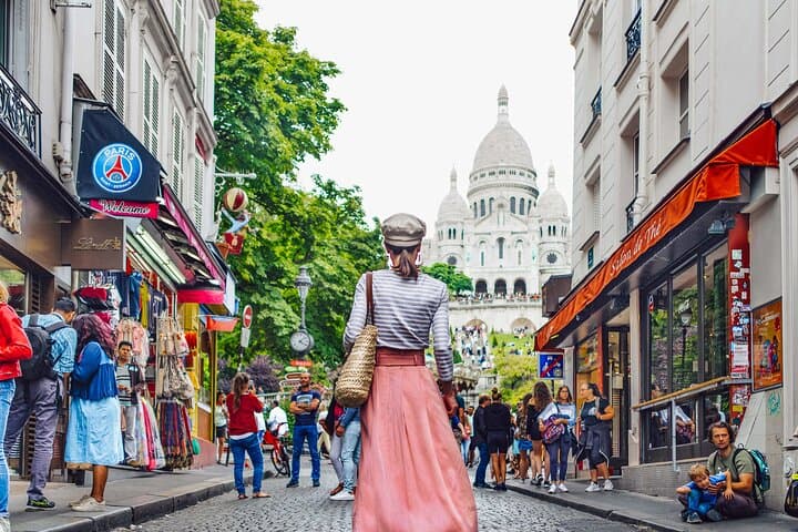 Montmartre Paris Walking Tour with Audioguide on Your Smartphone