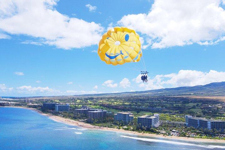 カアナパリ ビーチ パラセーリング: マウイ島の美しい海岸線の上空を飛ぶ