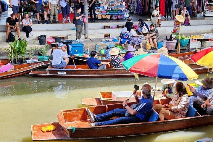 Maeklong Railway och Damnoen Saduak Floating Market Tour