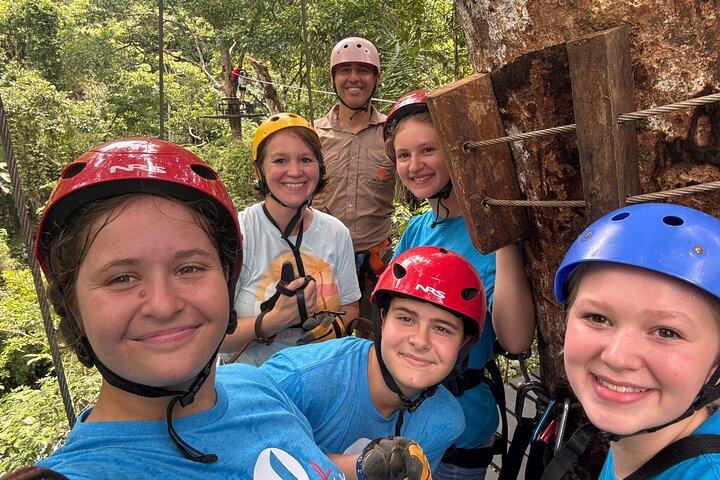 Aventure en tyrolienne sur le Rio Celeste avec déjeuner inclus