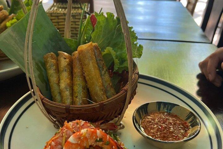 Explorando a aula de culinária tradicional com uma família Hmong local