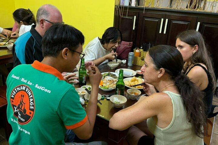 Saigon After Dark Foodie Tour por Army Open Air Jeep 4 horas