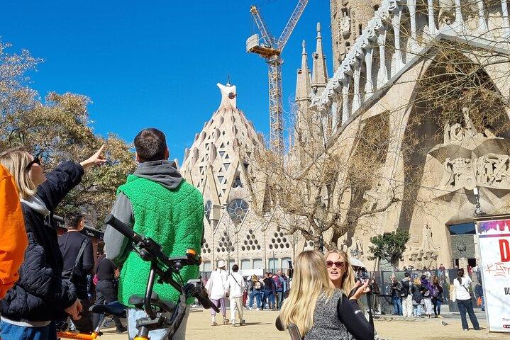 バルセロナ市内のハイライトを電動自転車で巡る自転車ツアー