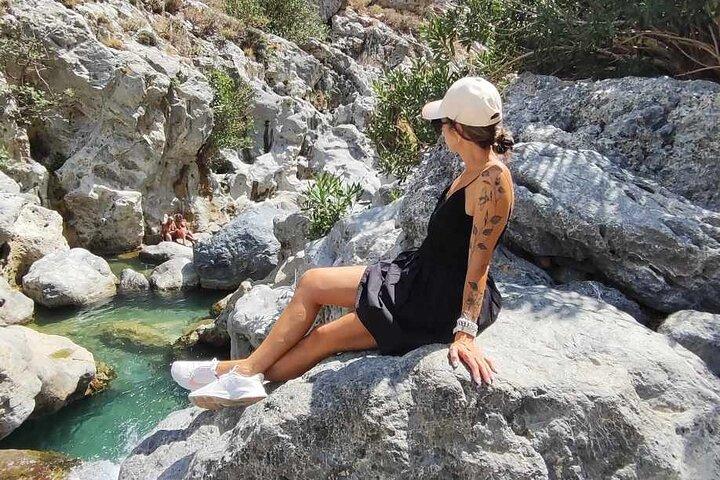 Fra Chania til Kourtaliotiko Gorge og Kalypso Beach Privat tur