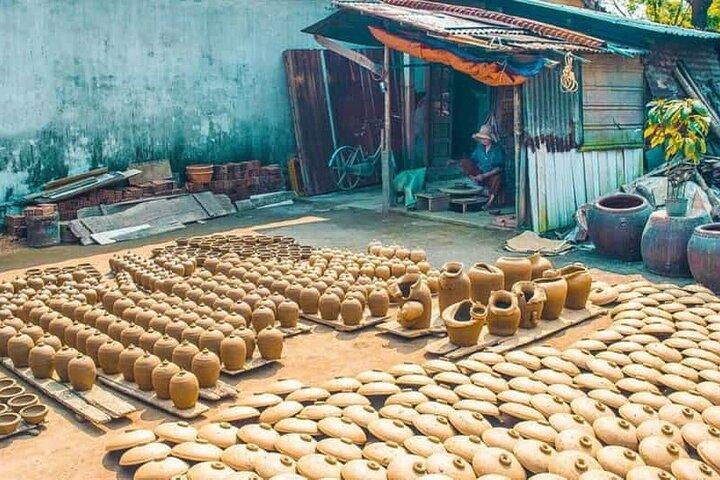Pottenbakken met de lokale bevolking in het dorp Thanh Ha