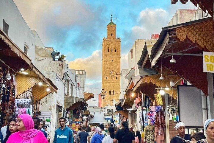 Tour a pie por Rabat, ciudad de las luces por la noche