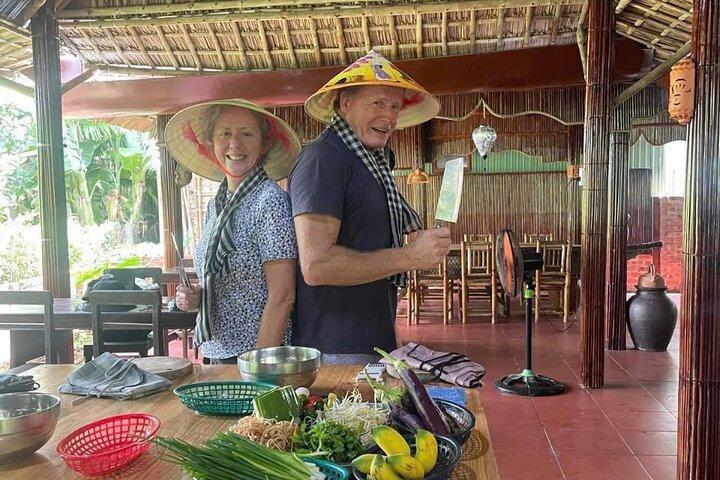 Hoi Een Kookles (Markt, MandjeBoot Crabfishing & Cooking Class)