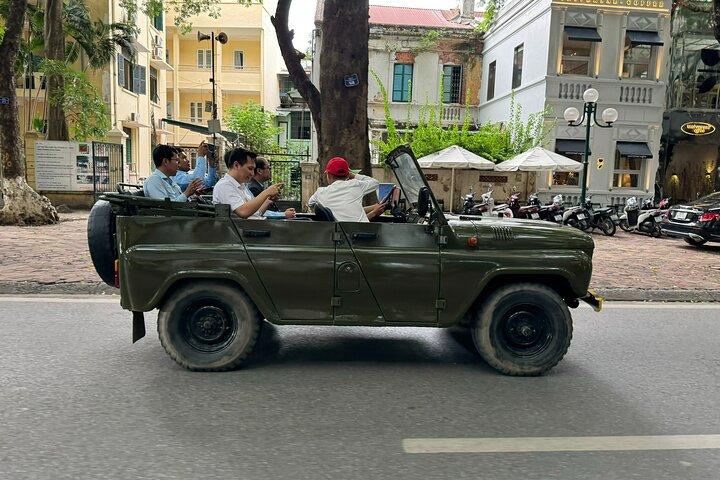 Saigon After Dark Foodie Tour por Army Open Air Jeep 4 horas