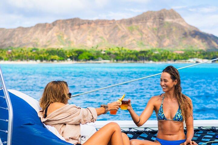 Embarque em Waikiki Beach para Aloha Hour Sail on Hāwea Catamaran