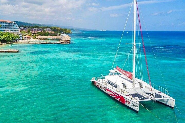 モンテゴ湾の竹筏下りとパーティーカタマランクルーズ