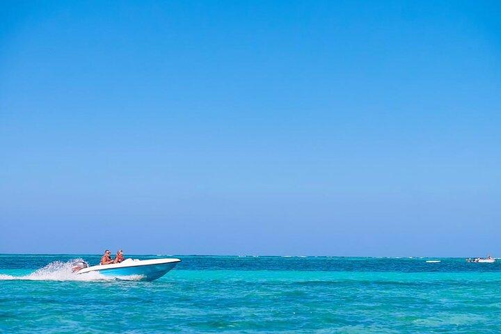 Passeio de lancha + Mergulho com snorkel e parasailing em Punta Cana