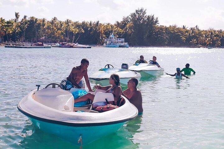 Passeio de lancha + Mergulho com snorkel e parasailing em Punta Cana