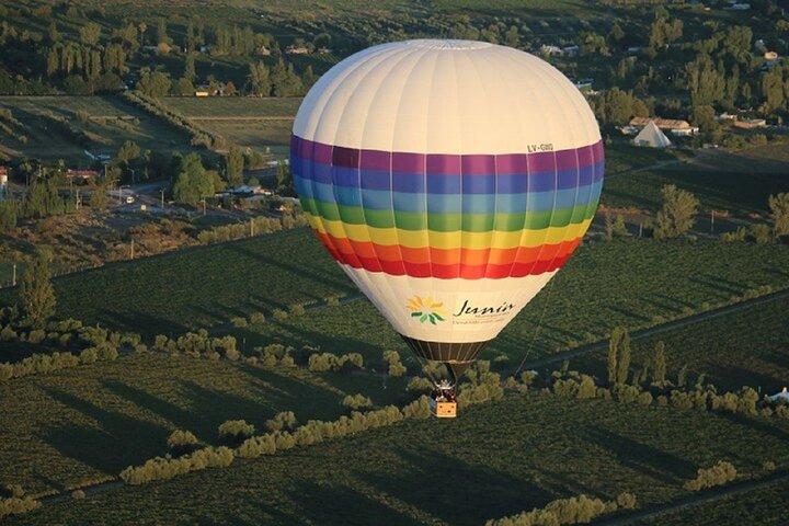 Cieli dorati di Mendoza: volo in mongolfiera al tramonto