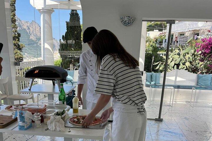 Corso di Pizza di Capri per Piccoli Gruppi, Tiramisù, Vino e Vista Mare