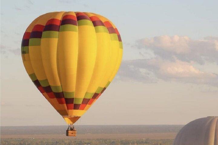 Cieli dorati di Mendoza: volo in mongolfiera al tramonto