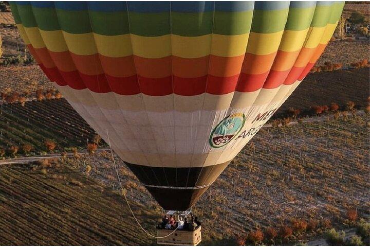 Cieli dorati di Mendoza: volo in mongolfiera al tramonto