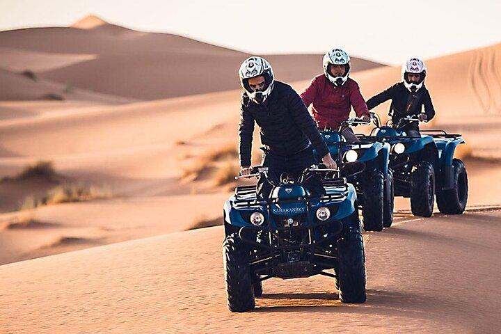 Quad (ATV) à Douz, désert du Sahara en Tunisie