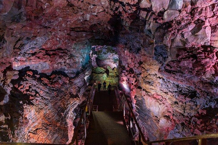 レイキャビクから: 夕方の溶岩トンネルツアーとオーロラツアー
