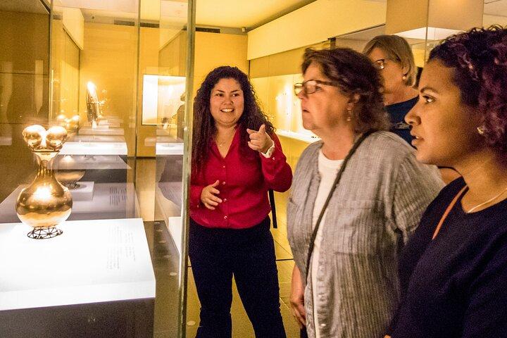 Private Guided Tour of Bogotá's Gold Museum with Transport