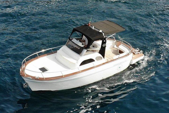 ソレントからカプリ島へのプライベートシーニック&リラックスボートツアー