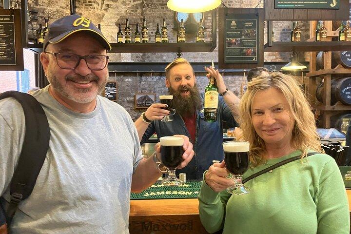 ダブリン飲食ウォーキングツアーとジェイムソンアイリッシュコーヒーのデモ