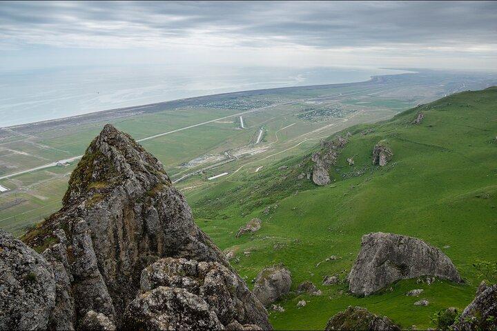 Beshbarmag Berg mit Meerblick und Candy Mountains * Tagestour