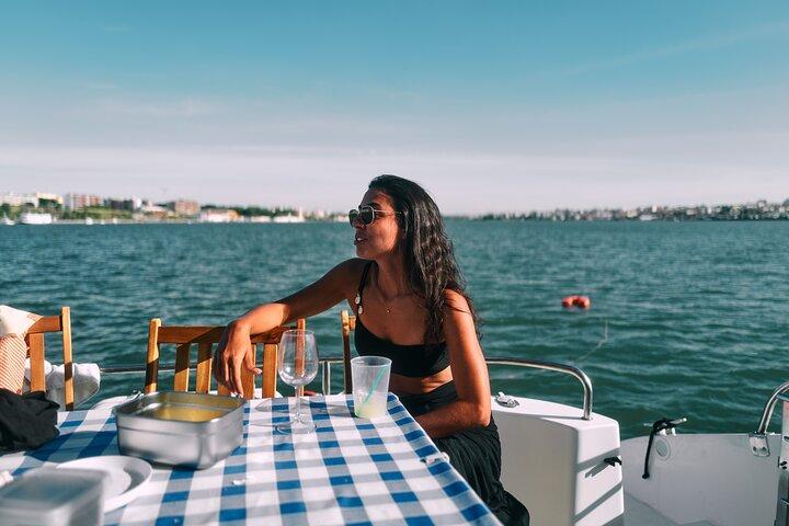 2H Lisbon Private Luxury Catamaran Tour with Welcome Drink