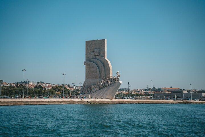 2H Lisbon Private Luxury Catamaran Tour with Welcome Drink