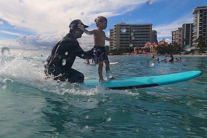 Waikiki Beginner Surflessen : Privé, Groep, & Familie Optie