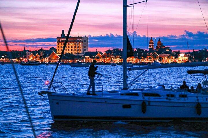 Nights of Lights Segelboottour bei St Augustine Sailing