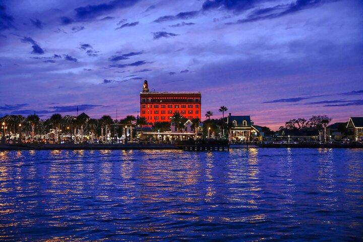 Nights of Lights Segelboottour bei St Augustine Sailing