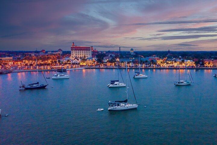 Nights of Lights Segelboottour bei St Augustine Sailing