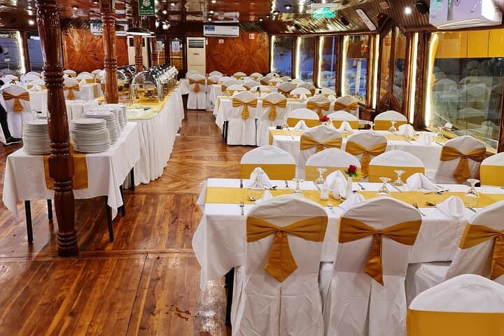 Marina Dhow Cruise Dinner VIP CRUISING EXPERIANCE