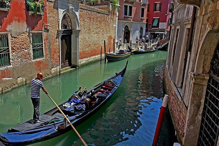 Experiencia de paseo guiado y paseo en góndola en Venecia