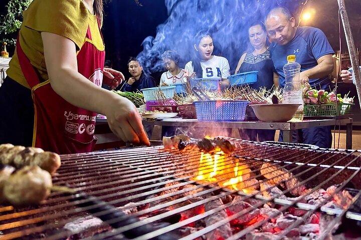 トゥクトゥクによるルアンパバーン夕食ツアー