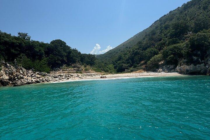Speedboot ervaring naar Haxhi Ali Cave Vlore