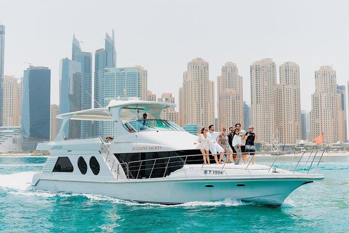 Dubai : Marina Yacht Tour de 1 hora con transporte opcional