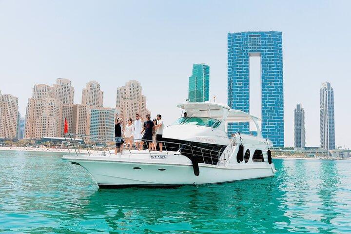 Dubai : Marina Yacht Tour de 1 hora con transporte opcional