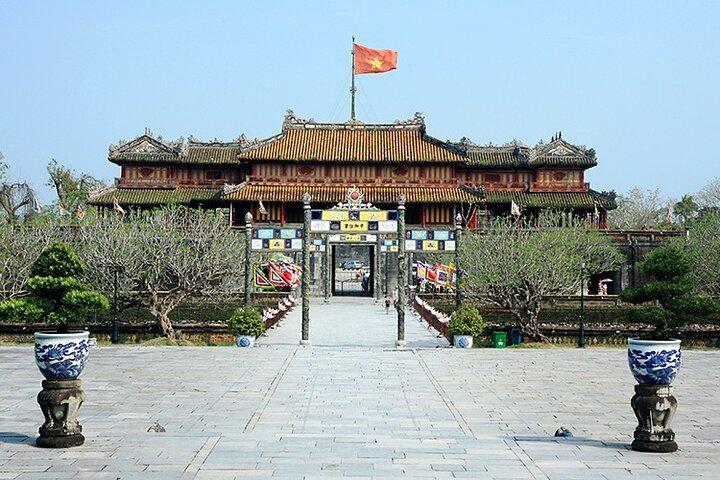 Shore Excursion: Full Day Hue City Tour vanuit de haven van Chan May