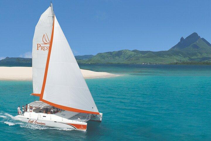 Bootstour mit dem Katamaran: Île aux Cerfs mit BBQ-Mittagessen auf Mauritius