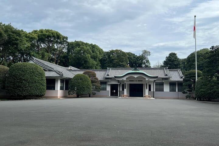 Tokyo Private Tour by Luxury Green Plate Car with Guide