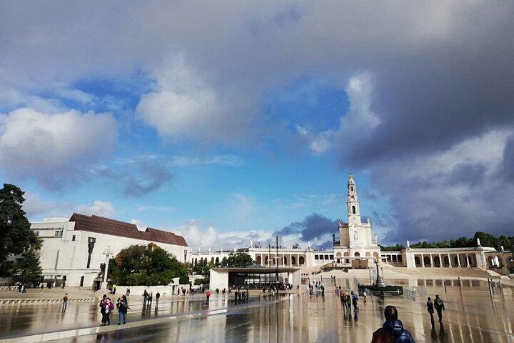 Private Santarem Holy Miracle Church and Fatima Tour from Lisbon