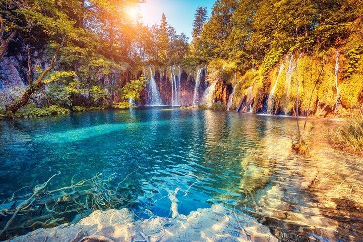 Zadar para Zagreb via Plitvice Lakes Tour