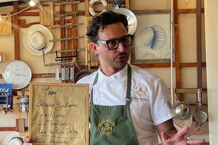 シェフ・ミンモによる海の景色を眺めながらのシチリア料理教室とタオルミーナ市場体験
