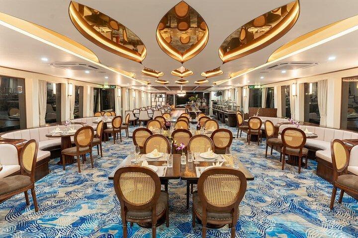 Hanoi till Ha Long Bay: Symfonikryssning med buss, buffé och jacuzzi