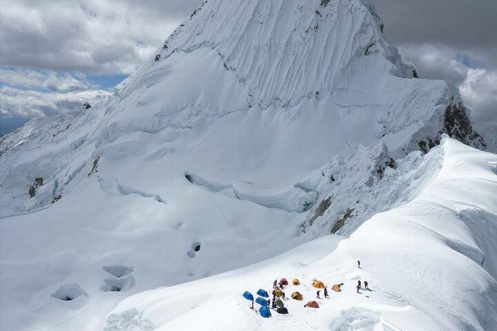 20Day-Santa Cruz Trek Peak Alpamayo 5957 m e Chopicalqui 6354 m